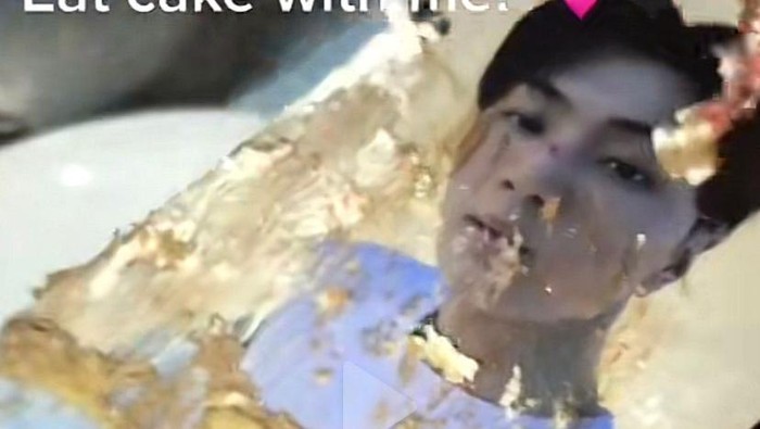 Potong Kue Pakai Photocard K-Pop yang Mahal, Pria Ini Viral di TikTok