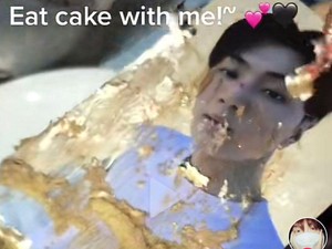 Potong Kue Pakai Photocard K-Pop yang Mahal, Pria Ini Viral di TikTok