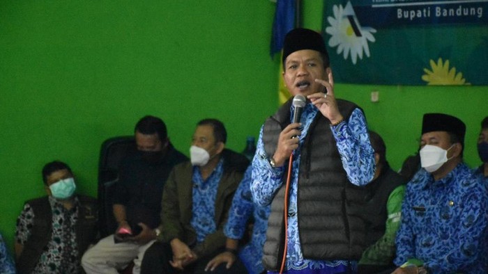 Bupati Bandung Dadang Supriatna melaksanakan program Bunga Desa (Bupati Ngamumule Desa) atau Saba Desa, Kamis (17/2). Di kesempatan ini, Dadang bersama jajaran perangkat daerah menemui masyarakat di Desa Cipanjalu Kecamatan Cilengkrang, Kabupaten Bandung.