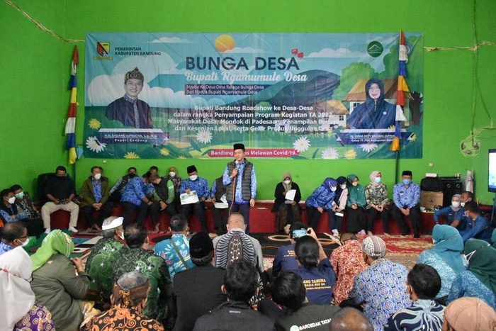 Bupati Bandung Dadang Supriatna melaksanakan program Bunga Desa (Bupati Ngamumule Desa) atau Saba Desa, Kamis (17/2). Di kesempatan ini, Dadang bersama jajaran perangkat daerah menemui masyarakat di Desa Cipanjalu Kecamatan Cilengkrang, Kabupaten Bandung.