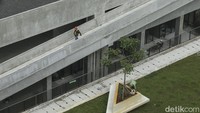 Kawasan ini juga memiliki gedung parkir yang diatasnya terdapat taman yang indah dengan pemandangan gedung panjang, planetarium dan kawasan TIM. Nantinya gedung ini akan sempurna pada pertengahan tahun 2022. Bagaimana sudah engga sabar?