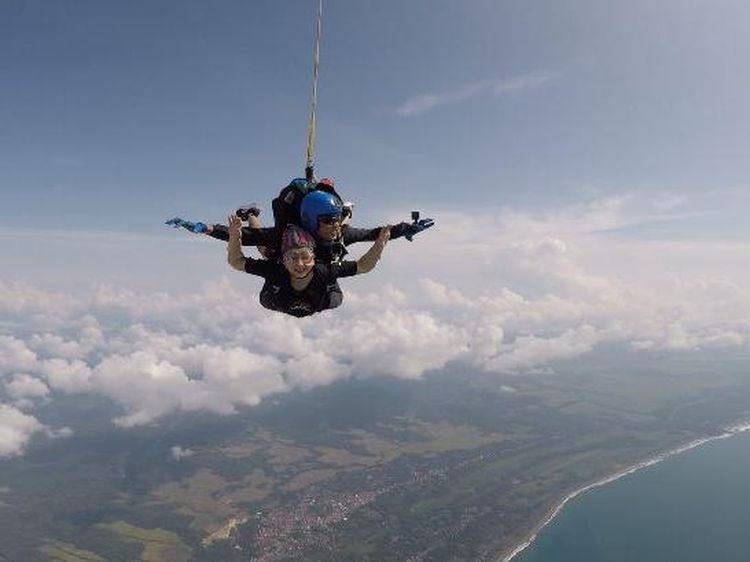 Aksi Ratna Listy Terjun Payung, Menangis Takjub di Ketinggian 10 Ribu Kaki