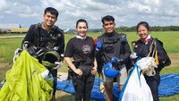 Ratna Listy bersama tim dari Skydive International. Foto: dok. Ratna Listy