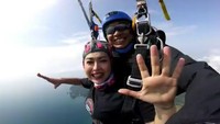 Senyum semringah Ratna Listy di langit Pangandaran. Foto: dok. Ratna Listy