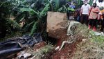 Risma Becek-becekan Tinjau Banjir di Gunung Putri Bogor