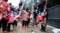 Dalam kesempatan itu Risma juga membagikan alat kebersihan kepada warga korban banjir.