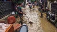 Saat ini banjir sudah mulai surut. Warga pun mulai membersihkan lumpur sisa banjir di sekitar rumahnya. 