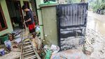 Risma Becek-becekan Tinjau Banjir di Gunung Putri Bogor