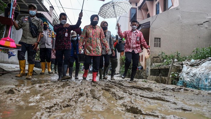 Risma Tinjau Banjir di Gunung Putri Bogor Menteri Sosial Tri Rismaharini (kanan) melihat kondisi tanggul Sungai Cileungsi yang jebol di Perumahan Villa Nusa Indah 2, Bojong Kulur, Kabupaten Bogor, Jawa Barat, Jumat (18/2/2022). Dalam kunjungannya, Mensos membagikan bantuan logistik berupa alat kebersihan, makanan siap saji, pakaian anak, pakaian dewasa serta tenda serbaguna kepada korban banjir di Bojong Kulur. ANTARA FOTO/Yulius Satria Wijaya/rwa.