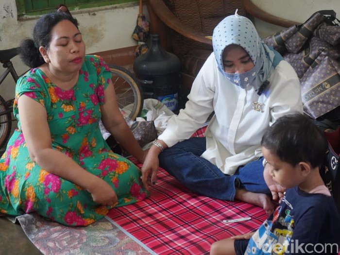 Rizal bocah yang alami kelainan usus di Sidoarjo
