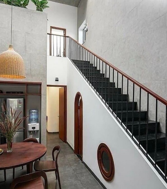 Untuk di area tangga, plafon rumah dibuat mengikuti bentuk atap sehingga memberi kesan yang lebih lapang. (Foto: Instagram/@happynest.vn)