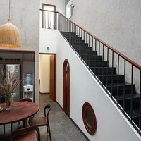 Untuk di area tangga, plafon rumah dibuat mengikuti bentuk atap sehingga memberi kesan yang lebih lapang. (Foto: Instagram/@happynest.vn)