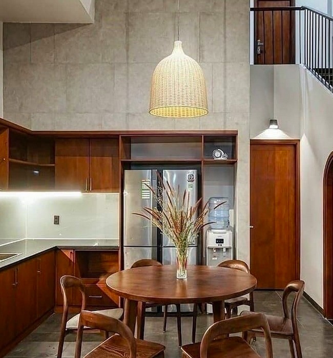 Kombinasi material kayu dan beton menciptakan perpaduan atmosfer yang modern tapi hangat pada rumah ini. Seperti yang terlihat di area dapur. (Foto: Instagram/@happynest.vn)