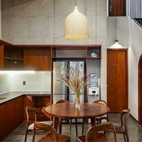 Kombinasi material kayu dan beton menciptakan perpaduan atmosfer yang modern tapi hangat pada rumah ini. Seperti yang terlihat di area dapur. (Foto: Instagram/@happynest.vn)