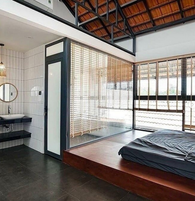 Beginilah penampakan kamar tidur utama dengan kamar mandi yang dilengkapi bathtub. (Foto: Instagram/@happynest.vn)