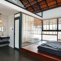 Beginilah penampakan kamar tidur utama dengan kamar mandi yang dilengkapi bathtub. (Foto: Instagram/@happynest.vn)