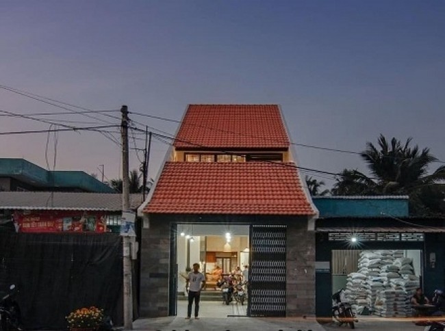 Konsep rumah toko atau ruko tentu bukan sesuatu yang asing lagi. Namun, ruko yang berlokasi di Ben Tre, sebuah kota kecil di Vietnam, ini memiliki keunikan tersendiri. Toko yang menjual berbagai jenis beras itu bersebelahan dengan rumah pemilik yang desainnya kontras. (Foto: Instagram/@happynest.vn)