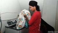 Mereka ini sering menjadi korban atas situasi yang tidak mengenakan dalam hidupnya, karena tubuh mereka dipenuhi tatto dan berpakaian semrawut. Hal itulah yang sempat dirasakan Botak, bukan nama sebenarnya, (28) yang pernah menjalani hidup di jalanan dan kini perlahan hijrah untuk belajar menjadi imam yang layak di keluarganya kelak.