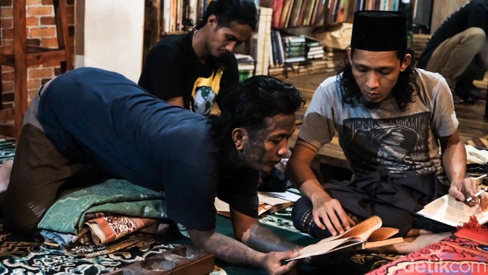 Stigma negatif tersemat di tubuh anak-anak punk jalanan. Tato, tindik, dan pakaian urakan pun melekat erat didirinya. Tobat dan hijrah pun kini mereka lakukan.

Lewat Tasawuf Underground itulah, mereka perlahan hijrah dan belajar agama agar bisa bermanfaat bagi sesama.