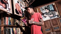 Sosok Presiden ke-4 Abdurrahman Wahid alias Gus Dur merupakan figur yang diidolakan santri Tasawuf Underground. Sebab, kata mereka, Gus Dur berjiwa punk lantaran membela kaum minoritas dan termarjinalkan. Foto-foto Gus Dur pun dipajang di salah satu sudut ruangan.