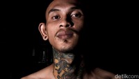 Ini adalah salah satu potret anak punk yang memilih jalan hidupnya untuk kembali mencari kebenaran hidup. Hiasan tatto di tubuhnya tak membuat mereka hilang akal, akan kembali jalan pulang.