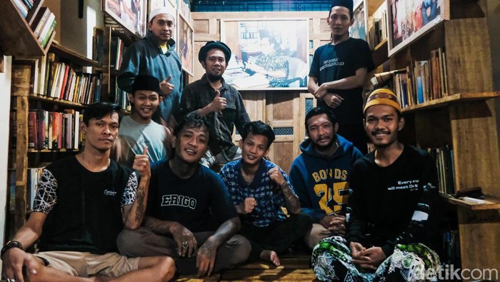 Saat Anak Punk Hijrah Stigma negatif tersemat di tubuh anak-anak punk jalanan. Tato, tindik, dan pakaian urakan pun melekat erat didirinya. Tobat dan hijrah pun kini mereka lakukan.
Lewat Tasawuf Underground itulah, mereka perlahan hijrah dan belajar agama agar bisa bermanfaat bagi sesama.