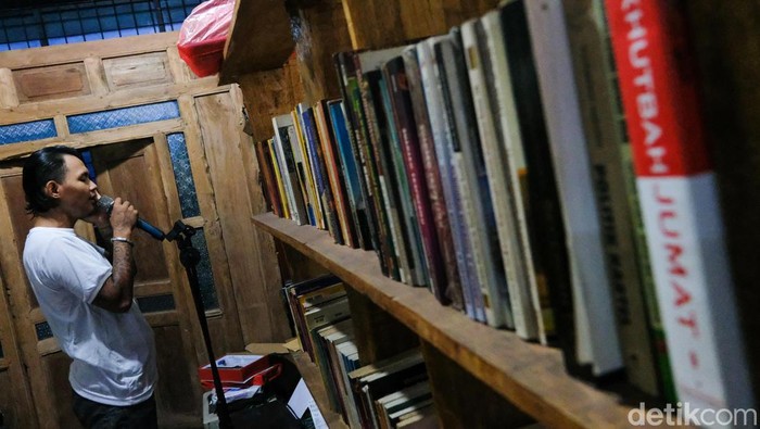 Stigma negatif tersemat di tubuh anak-anak punk jalanan. Tato, tindik, dan pakaian urakan pun melekat erat didirinya. Tobat dan hijrah pun kini mereka lakukan.

Lewat Tasawuf Underground itulah, mereka perlahan hijrah dan belajar agama agar bisa bermanfaat bagi sesama.