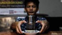 Beda lagi dengan Widi alias Wadoy (33), yang bekerja jadi peracik kopi di kawasan Ciputat, Tangsel. Kemampuan ini ia dapatkan setelah ikut pelatihan selama tiga bulan.