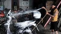 Seperti Eboy, bukan nama sebenarnya (34), kini mengisi waktu bekerja mencuci kendaraan di salah satu outlet. Pendapatan yang ia peroleh dimanfaatkan untuk jajan sehari-hari.