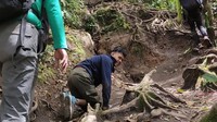 Elfin Nugraha, pemuda asal padang ini mendaki gunung dengan cara merangkak. Dia sudah mendaki Gunung Marapi dan Talang. (Instagram/Elfin Nugraha)