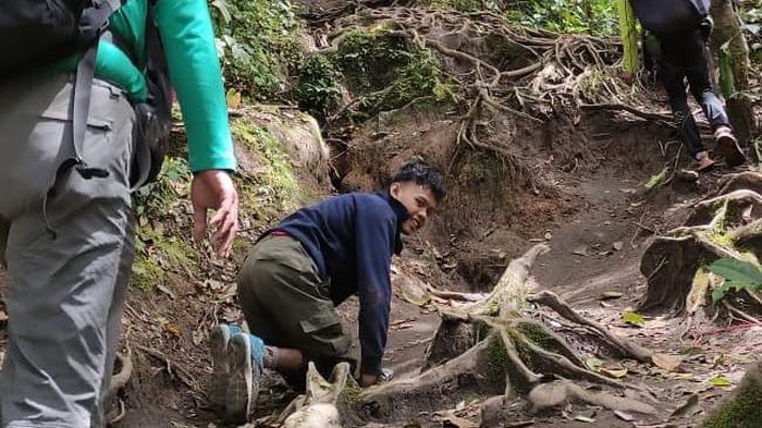Saat Kekurangan Tak Halangi Disabilitas Daksa Naik Gunung
