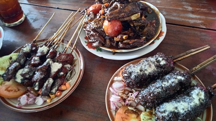 Maknyus! Sate Buntel dan Tengkleng Rica Buatan Pak Manto Asli Solo