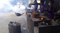 Pada sisi pembuatan menu berkuah seperti tengkleng, tongseng dan gulai ada atraksi yang ditampilkan para pekerja di sini. Setelah hidangan matang, wajan yang digunakan untuk membuat pesanan kemudian dilemparkan kepada satu wadah yang sengaja diletakkan di depannya. Foto: detikcom/Diah Afrilian