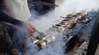 Di Sate dan Tengkleng Solo Pak Manto, sate buntel pertama-tama dibungkus dengan alumunium foil terlebih dahulu untuk diasapi. Setelah daging kambing cukup kokoh baru bungkusnya dilepas dan dibakar langsung di atas arang. Foto: detikcom/Diah Afrilian