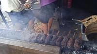 Ukuran sate buntel yang besar tampaknya akan cukup mengenyangkan walaupun hanya satu tusuk saja. Perporsinya sate buntel akan disajikan sebanyak tiga tusuk dan sangat cocok untuk disantap bersama keluarga maupun orang-orang terdekat. Foto: detikcom/Diah Afrilian