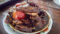 Potongan tengkleng yang besar-besar, tebal dagingnya dan empuk ini benar-benar sangat nyaman saat dinikmati. Saat detikfood berkesempatan untuk mencobanya, tulang yang melekat pada daging tengkleng bahkan bisa lepas begitu saja saat ditarik tanpa tenaga. Foto: detikcom/Diah Afrilian