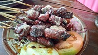 Pada sate kambing yang disajikan di sini juga diakui bukan menggunakan kambing sembarangan. Kambing yang digunakan merupakan kambing Jawa yang masih muda dan gemuk badannya. Foto: detikcom/Diah Afrilian