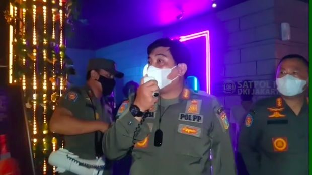 Sebuah bar di Jakpus ditutup sementara karena melanggar jam operasional PPKM. Di bar tersebut juga ditemukan alat isap shisha. (Instagram @satpolpp.dki)