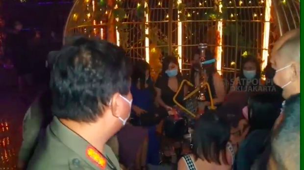 Sebuah bar di Jakpus ditutup sementara karena melanggar jam operasional PPKM. Di bar tersebut juga ditemukan alat isap shisha. (Instagram @satpolpp.dki)