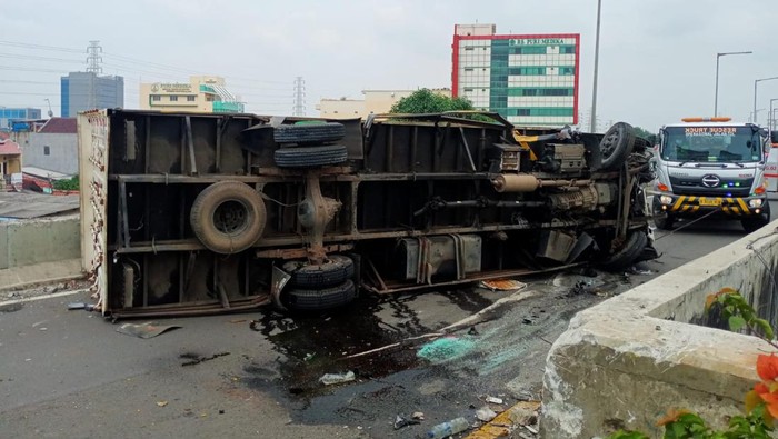 Sebuah truk boks mengalami kecelakaan tunggal hingga terguling di Tol Pelabuhan Tanjung Priok. Sopir truk mengaku mengantuk hingga terjadi kecelakaan. (dok Istimewa)