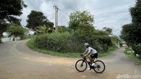 Tanjakan tapal kuda atau tanjakan U di salah satu segmen menuju Pabangbon. Pantang nuntun selama rantai belum putus !
