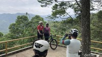 Pesepeda berfoto di Panorama Pabangbon. Menuju ke sini diperlukan dengkul titan karena jalan mempunyai kemiringan terparah hingga gradien 25 persen. Sebagai gambaran, gradien tanjakan Cimory, Puncak hanya 9 persen.