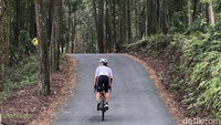 Salah satu tanjakan dengan gradien 15 persen menjelang hutan pinus Pabangbon. Siapkan nafas panjang dan jaga heart rate dalam zona aman ya gaessss.....