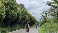 Para goweser memulai segmen tanjakan Pabangbon dengan gradien 11 persen sepanjang 1,27 km, Bogor, akhir pekan kemarin. Total panjang tanjakan Pabangbon mencapai 6,5 km dengan gradien maksimal 25 persen.