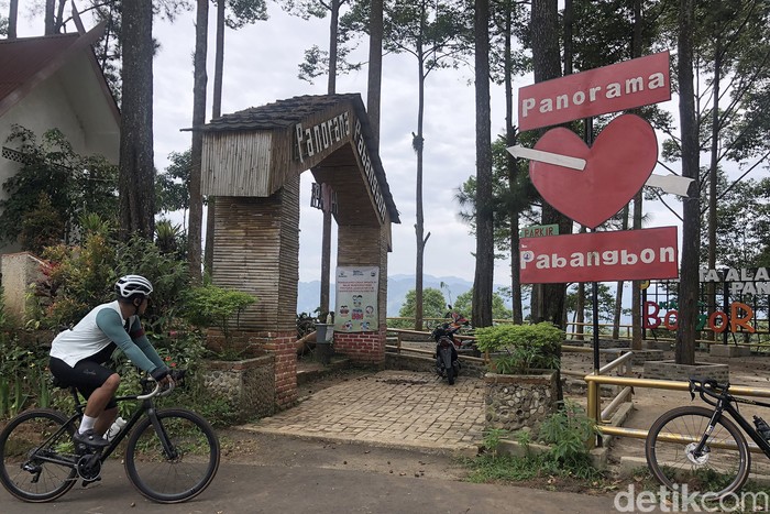 Siapkan Nafas Panjang di Tanjakan Brutal Pabangbon, Bogor Nanjak tembok, brutal, jahanam, ga ada akhlak. Umpatan itu kerap terucap saat pesepeda mencoba jalur menuju hutan pinus Pabangbon, Bogor. Gradien mencapai 25 persen !