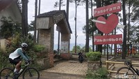 Setelah menempuh tanjakan 6,5 km, pesepeda menemui titik finish di kawasan wisata Panorama Pabangbon. Beberapa pesepeda terpaksa menuntun atau menaikan sepeda ke kendaraan roda empat lantaran tanjakan yang tidak manusiawi.