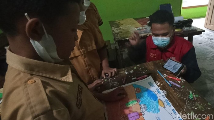 Siswa saat mengikuti mata pelajaran menggambar di SD Negeri 4 Sugihmanik, Kecamatan Tanggungharjo, Kabupaten Grobogan, Jumat (18/2/2022).