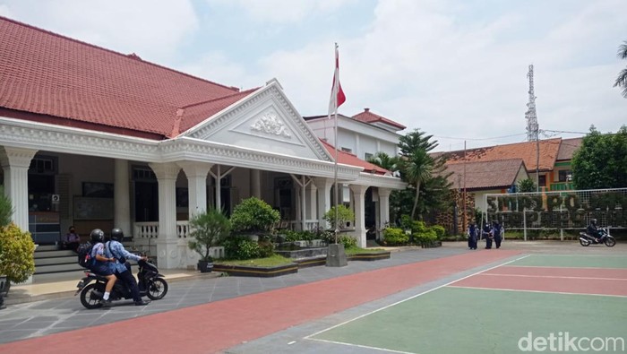 Dua siswa SMPN 1 Ponorogo positif COVID-19. Akibatnya, sekolah menerapkan pembelajaran daring untuk menanggulangi penyebaran COVID-19.