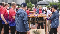 Menteri Keuangan Sri Mulyani Indrawati (kanan) bersama Menteri Keuangan Australia Josh Frydenberg (kedua kiri), dan Gubernur Bank Indonesia Perry Warjiyo (ketiga kanan) bersiap melepasliarkan burung saat mengikuti social program dalam rangkaian Pertemuan Tingkat Menteri Keuangan dan Gubernur Bank Sentral G20 atau Finance Ministers and Central Bank Governors (FMCBG) G20 di Kompleks Gelora Bung Karno (GBK), Senayan, Jakarta, Jumat (18/2/2022).