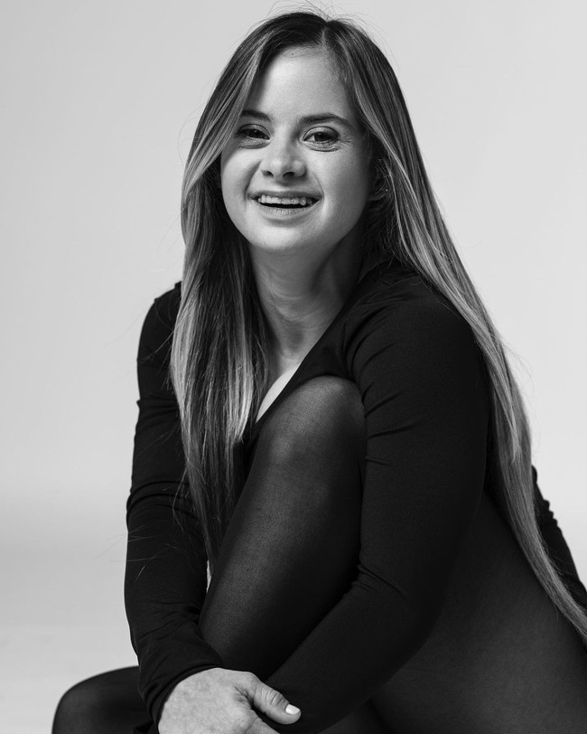 Love Cloud sendiri adalah koleksi terbaru Victoria Secret yang memfitur model-model anti mainstream setelah mendapat banyak kritikan karena kurangnya keberagaman. Sebelumnya Love Cloud pernah menghadirkan rangkaian bra untuk wanita yang menjalani mastektomi. Para modelnya juga datang dari berbagai latar belakang dan warna kulit, termasuk wanita transgender. Bersama Sofia, salah satu seleb terkenal yang juga jadi model adalah Hailey Beiber. Foto: Instagram @sofiajirau